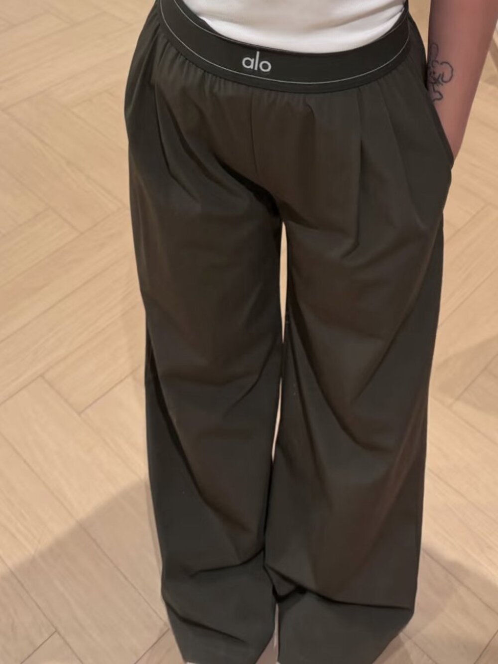 🥰Alo Yoga Suit Up Trousers Olive (Regular Limited) Brand new with tags - Picture 7 of 7